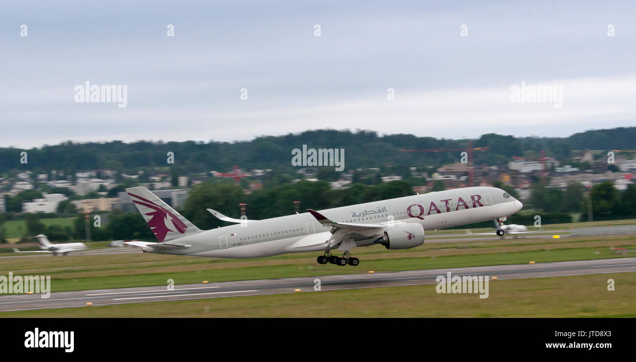 Qatar airlines llegando en Zurich desde Doha Foto de stock
