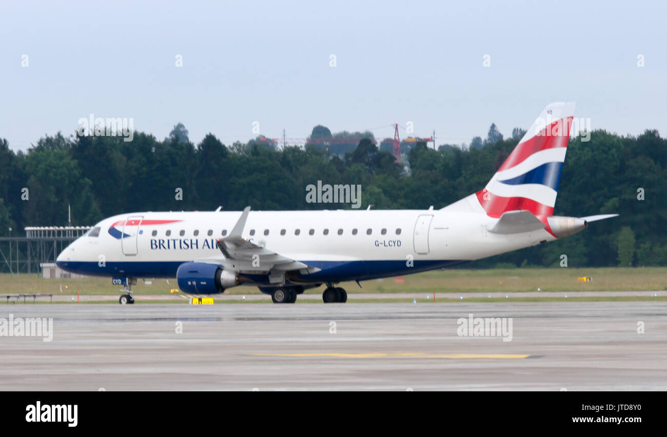British Airways (avión Embraer ERJ-170STD) en Zurich de salir para el aeropuerto de la City de Londres (Reg G-LCYD) Foto de stock