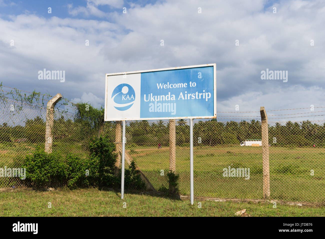 Bienvenidos a la pista de aterrizaje del aeropuerto, signo Ukunda Ukunda, Kenya Foto de stock