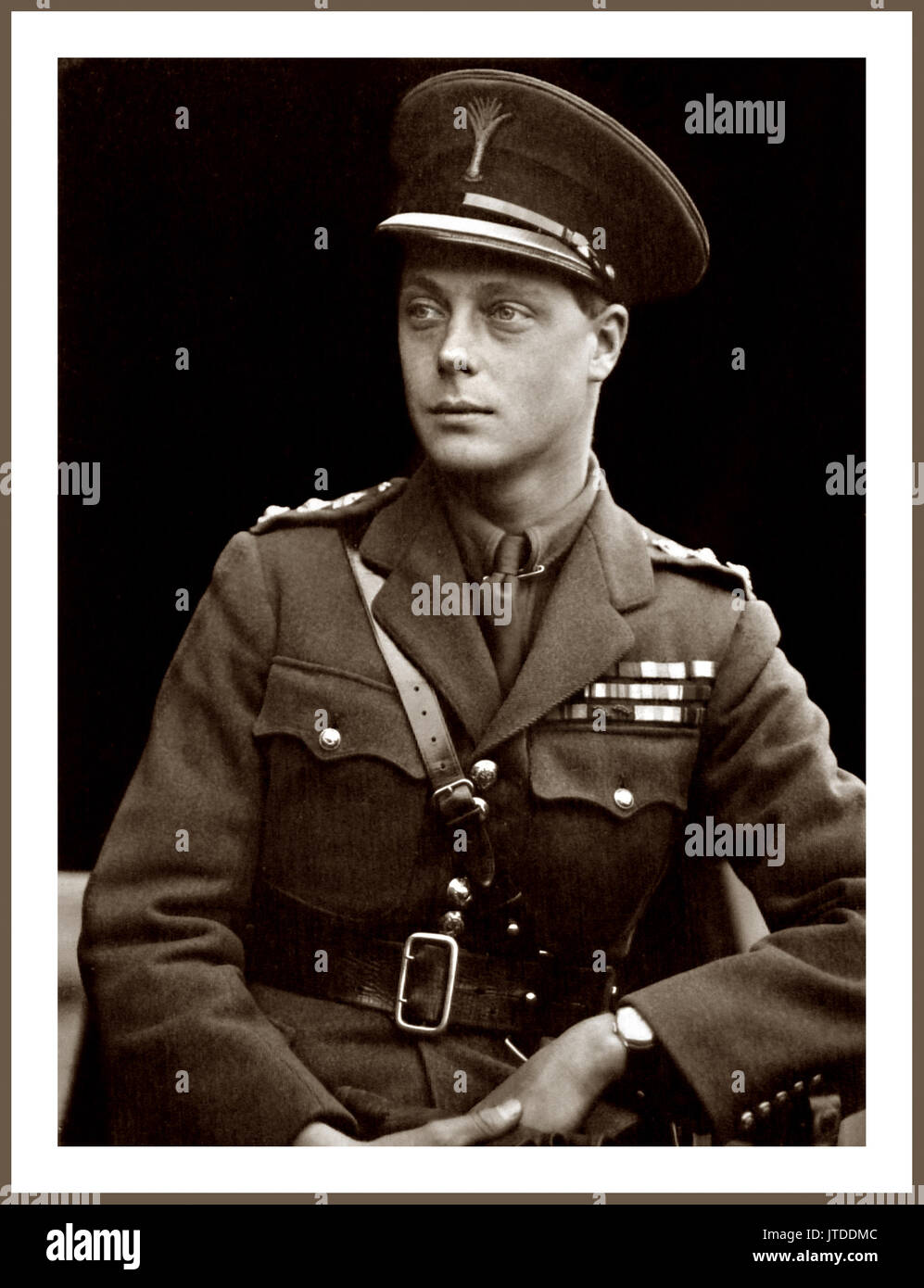 HRH Edward 8th Edward VIII en el retrato formal del uniforme del ejército como coronel de los guardias galeses, 1919 Foto de stock