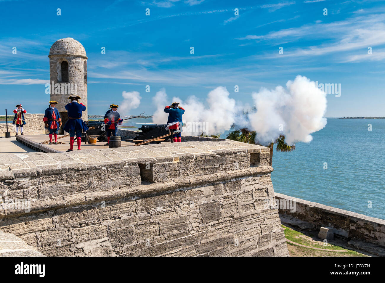 La recreacion historica en español uniformes disparando un cañón en el Castillo de San Marcos, San Agustín, Florida Foto de stock