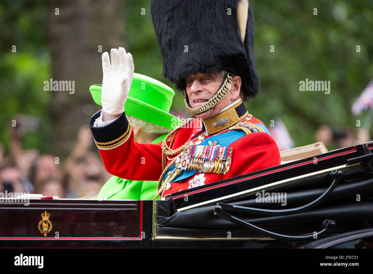 S.a.r. el Príncipe Felipe, Duque de Edimburgo, vistiendo el uniforme de vestir para los granaderos de la Guardia, donde sirve como un coronel honorario. Trooping el color. Foto de stock