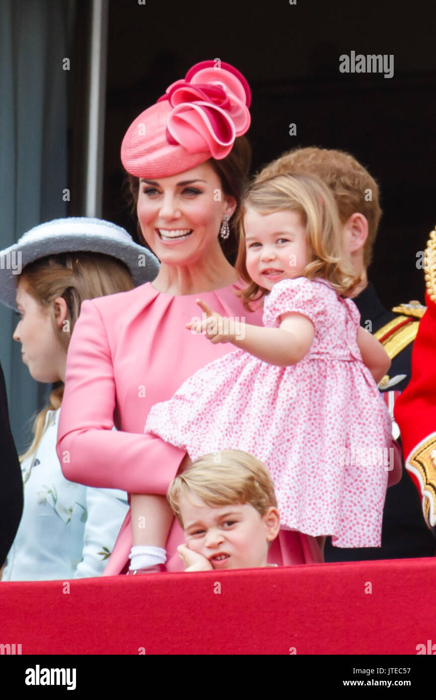 La duquesa de Cambridge lleva la Princesa Charlotte mientras Prince George parece harto de esperar para aviones en el Trooping flypast tradicionales, el color. Foto de stock