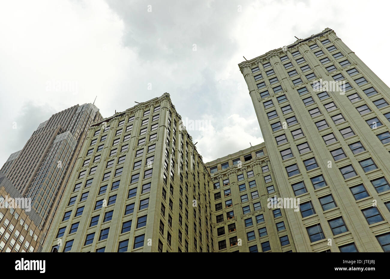 Rascacielos en el centro de la ciudad de Cleveland, Ohio, EE.UU. se han convertido en multi-uso edificios, incluyendo viviendas, así como oficinas para empresas de Fortune 500 Foto de stock