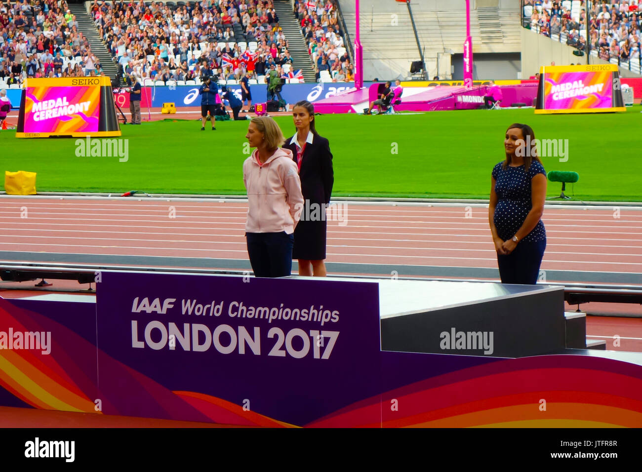 6 de agosto de 2017, London Stadium, en East London, Inglaterra; Campeonatos Mundiales de la IAAF, Jennifer Oeser de Alemania y Jessica Ennis de Gran Bretaña Foto de stock