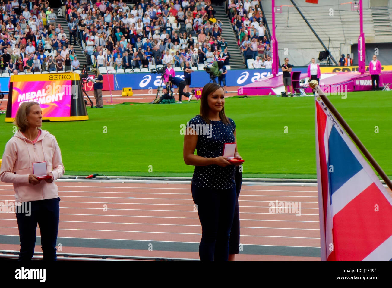 6 de agosto de 2017, London Stadium, en East London, Inglaterra; Campeonatos Mundiales de la IAAF, Jennifer Oeser de Alemania y Jessica Ennis de Gran Bretaña Foto de stock