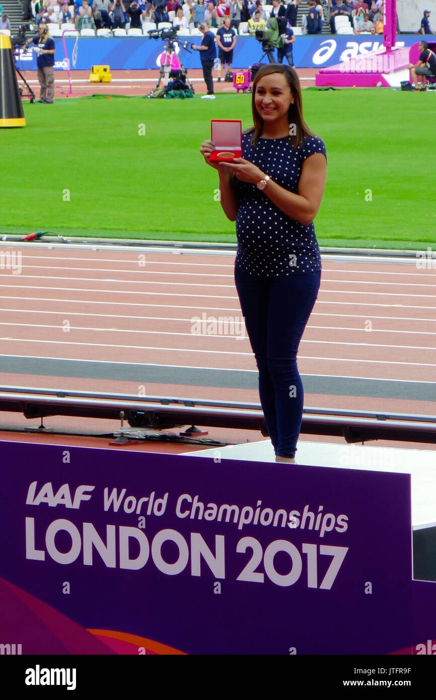 Londres, Reino Unido. El 6 de agosto de 2017. Jessica heptathlon Ennis-Hill recibe una medalla de oro de la IAAF PRESIDENTE Lord Coe. Foto de stock