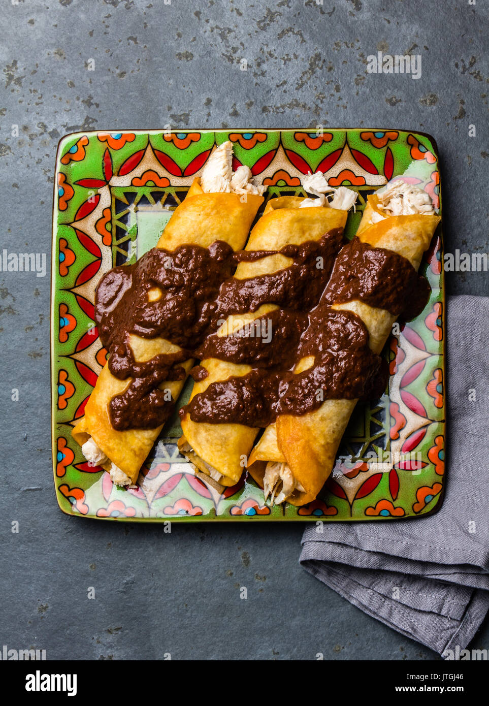 Cocina mexicana. Mexicanos tradicionales enchiladas de pollo con salsa
