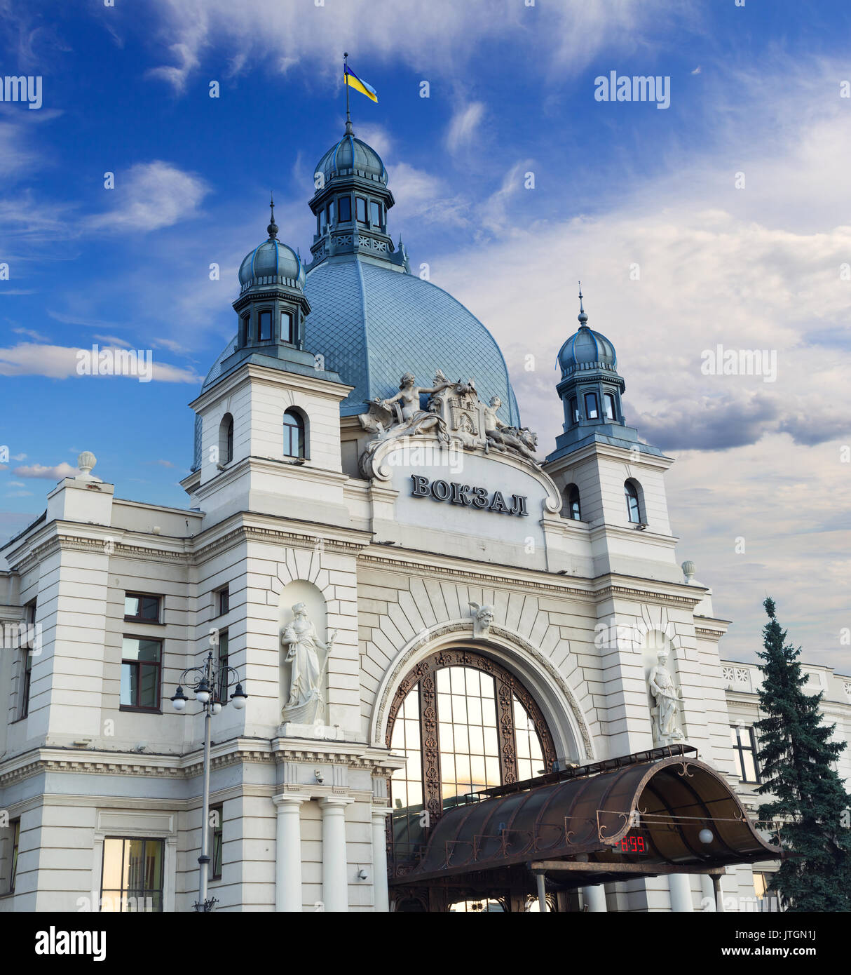 Lvov la principal terminal de trenes en Lviv, Ucrania. Es una de las más notables obras de arquitectura Art Nouveau en la antigua Galicia. La estación fue o Foto de stock