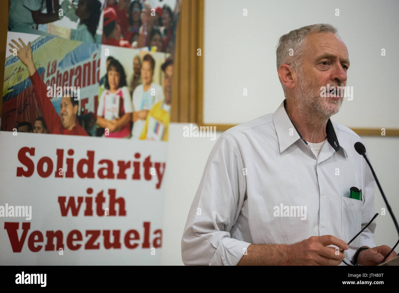 Londres, Reino Unido. El 4 de junio de 2015. Jeremy Corbyn MP, candidato por el liderazgo del Partido Laborista, aborda el Rally por Venezuela en Londres en la celebración de los 10 años de la Campaña de Solidaridad con Venezuela. Crédito: Mark Kerrison/Alamy Live News Foto de stock