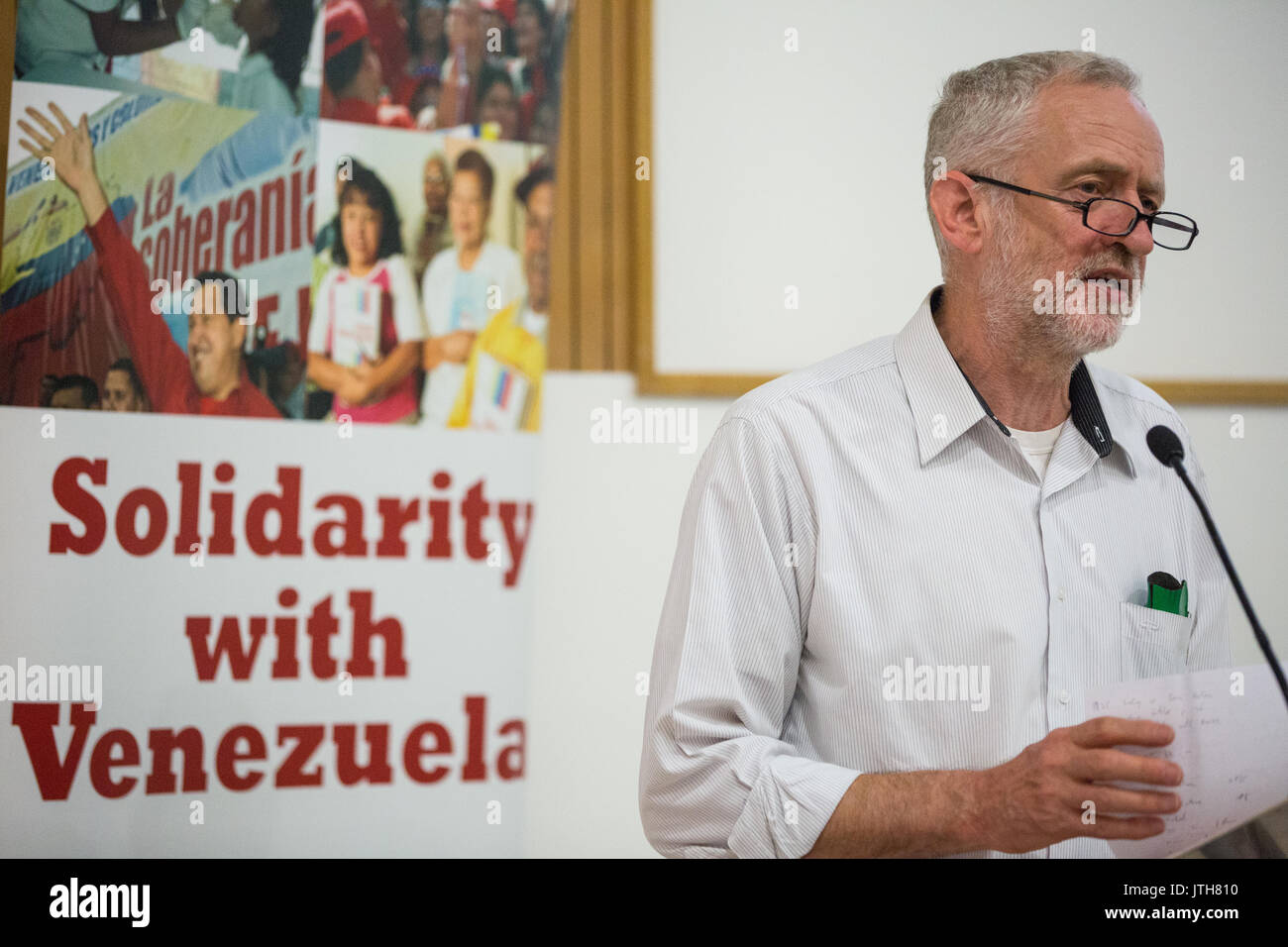 Londres, Reino Unido. El 4 de junio de 2015. Jeremy Corbyn MP, candidato por el liderazgo del Partido Laborista, aborda el Rally por Venezuela en Londres en la celebración de los 10 años de la Campaña de Solidaridad con Venezuela. Crédito: Mark Kerrison/Alamy Live News Foto de stock