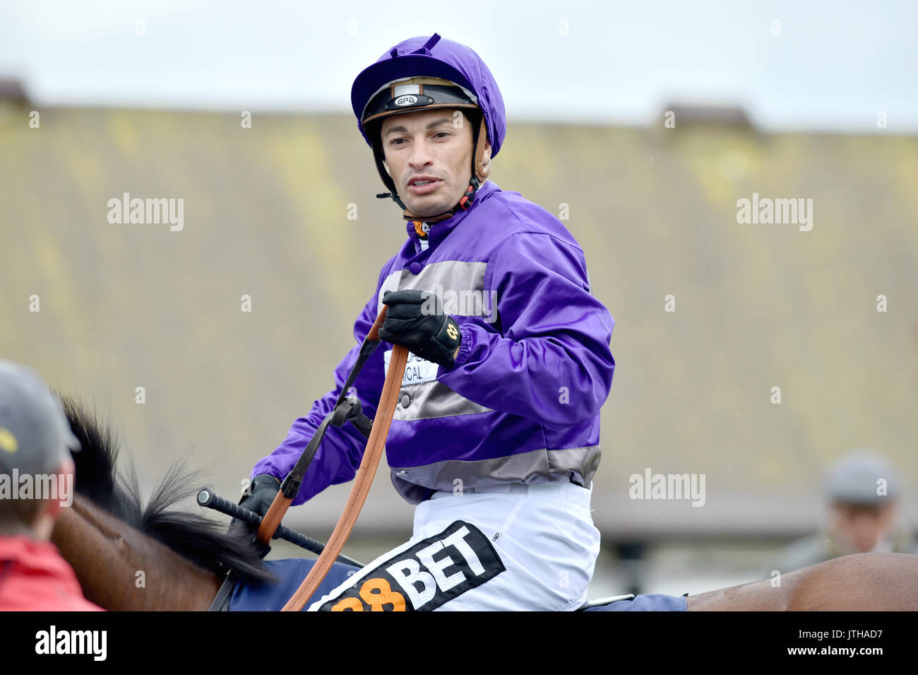 Brighton, Reino Unido. 9 ago, 2017. Jockey Silvestre De Sousa gana el astillero Brewery Handicap Stakes en Marstons Overhaugh Street en el día de la raza en el Maronthonbet Festival de carreras en el Hipódromo de Brighton Credit: Simon Dack/Alamy Live News Foto de stock