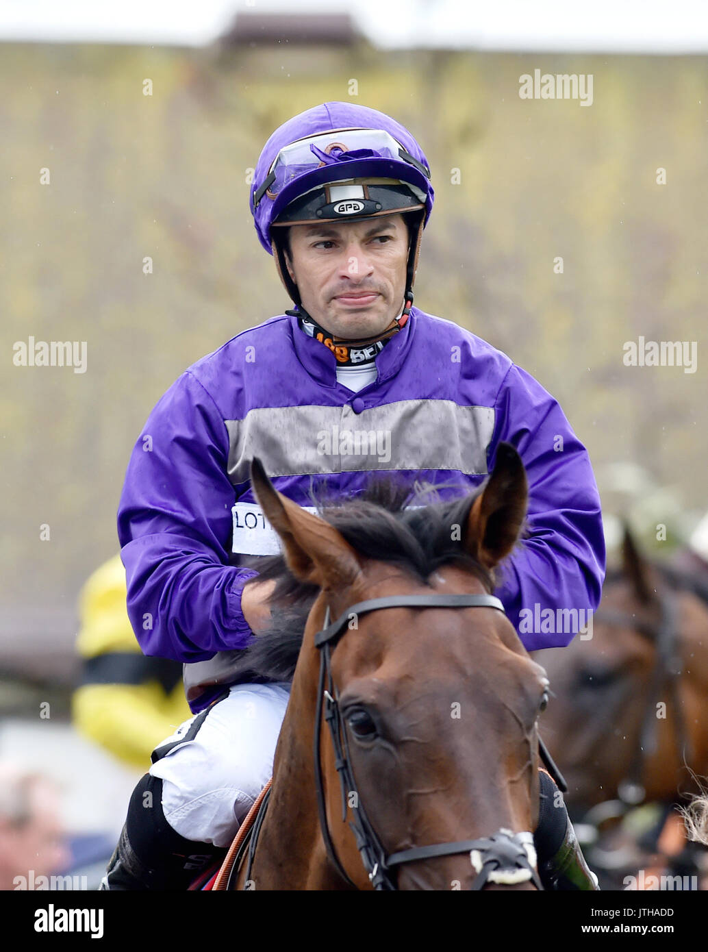 Brighton, Reino Unido. 9 ago, 2017. Jockey Silvestre De Sousa gana el astillero Brewery Handicap Stakes en Marstons Overhaugh Street en el día de la raza en el Maronthonbet Festival de carreras en el Hipódromo de Brighton Credit: Simon Dack/Alamy Live News Foto de stock