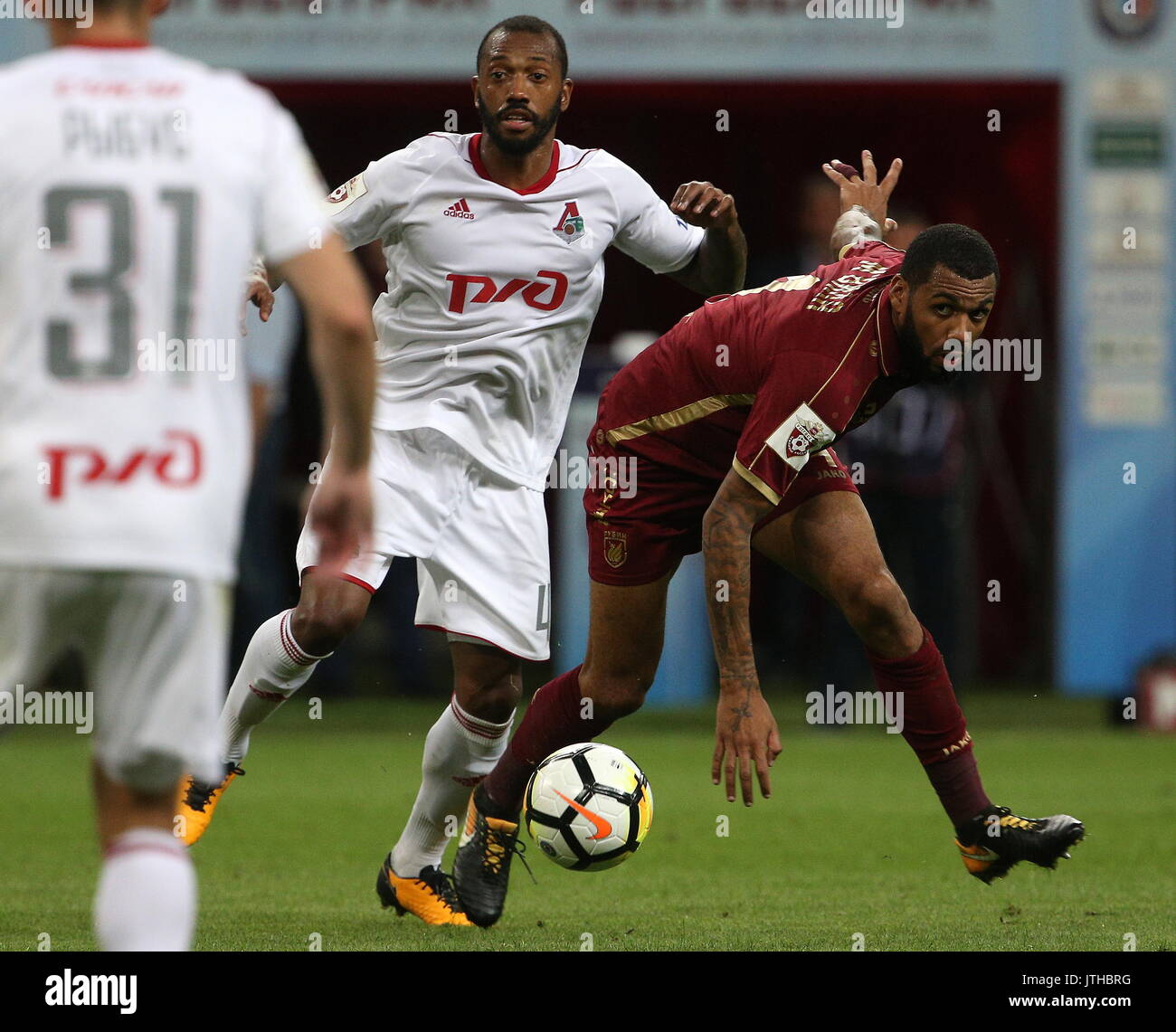 KAZAN, Rusia - Agosto 9, 2017: Lokomotiv de Moscú Manuel Fernandes y Rubin  Kazan de Yann M'Vila (L-R) lucha por el balón en la Russian Premier League  2017/18 Ronda 5 partido de