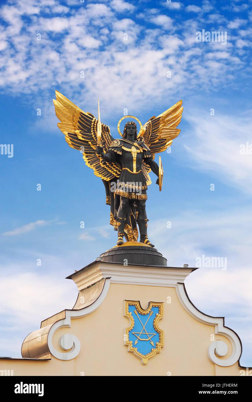 Estatua dorada del Arcángel San Miguel en la Plaza de la Independencia en Kiev, Ucrania Foto de stock