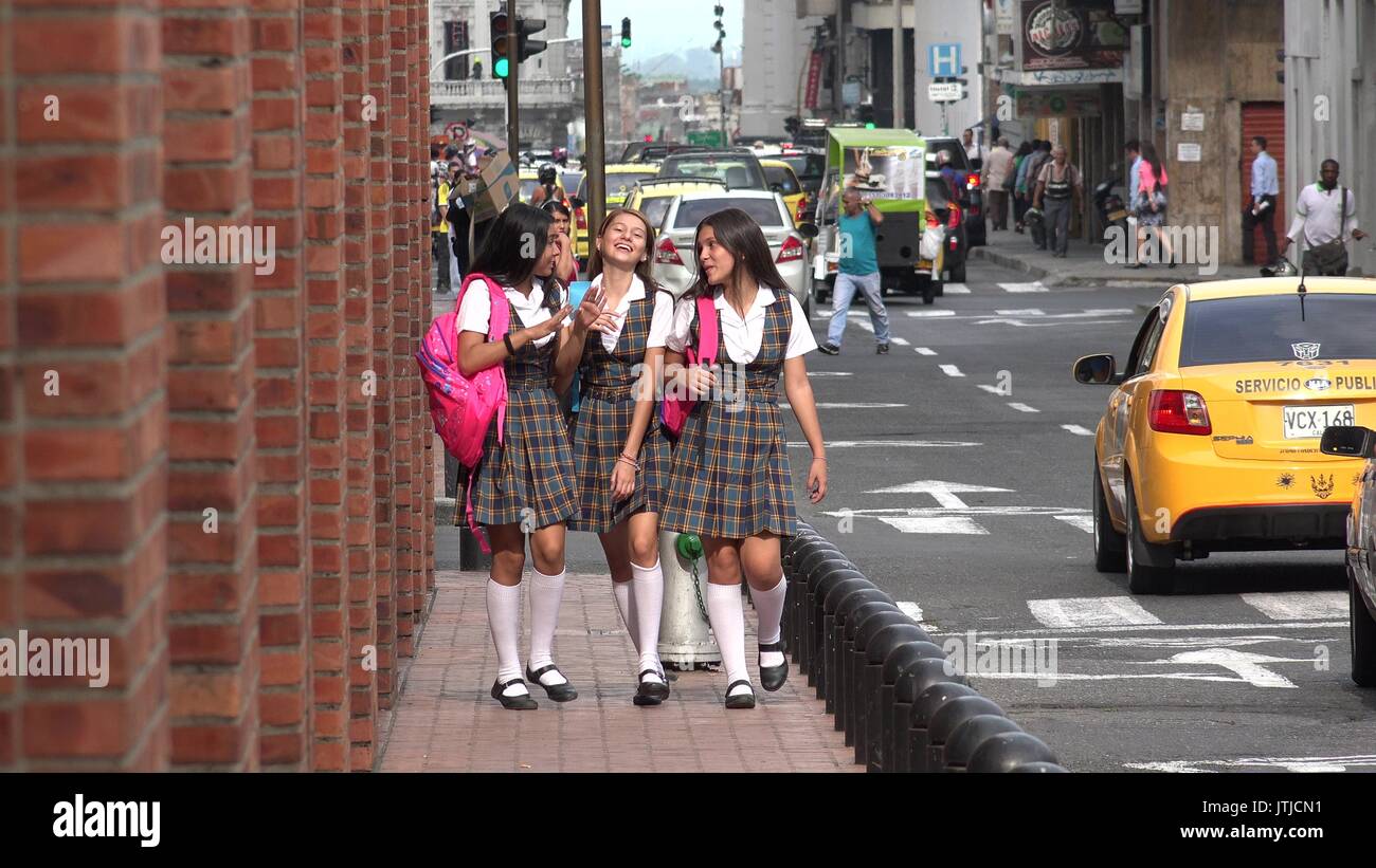 Feliz Adolescente femenina estudiantes ir caminando al centro de la ciudad Foto de stock