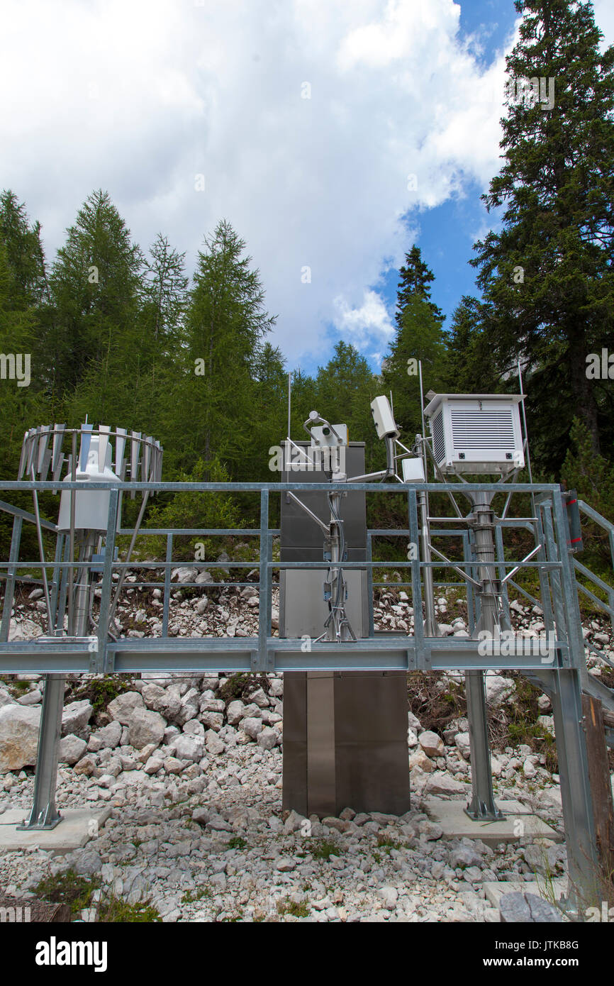 Meteo estación meteorológica científica en las montañas Foto de stock