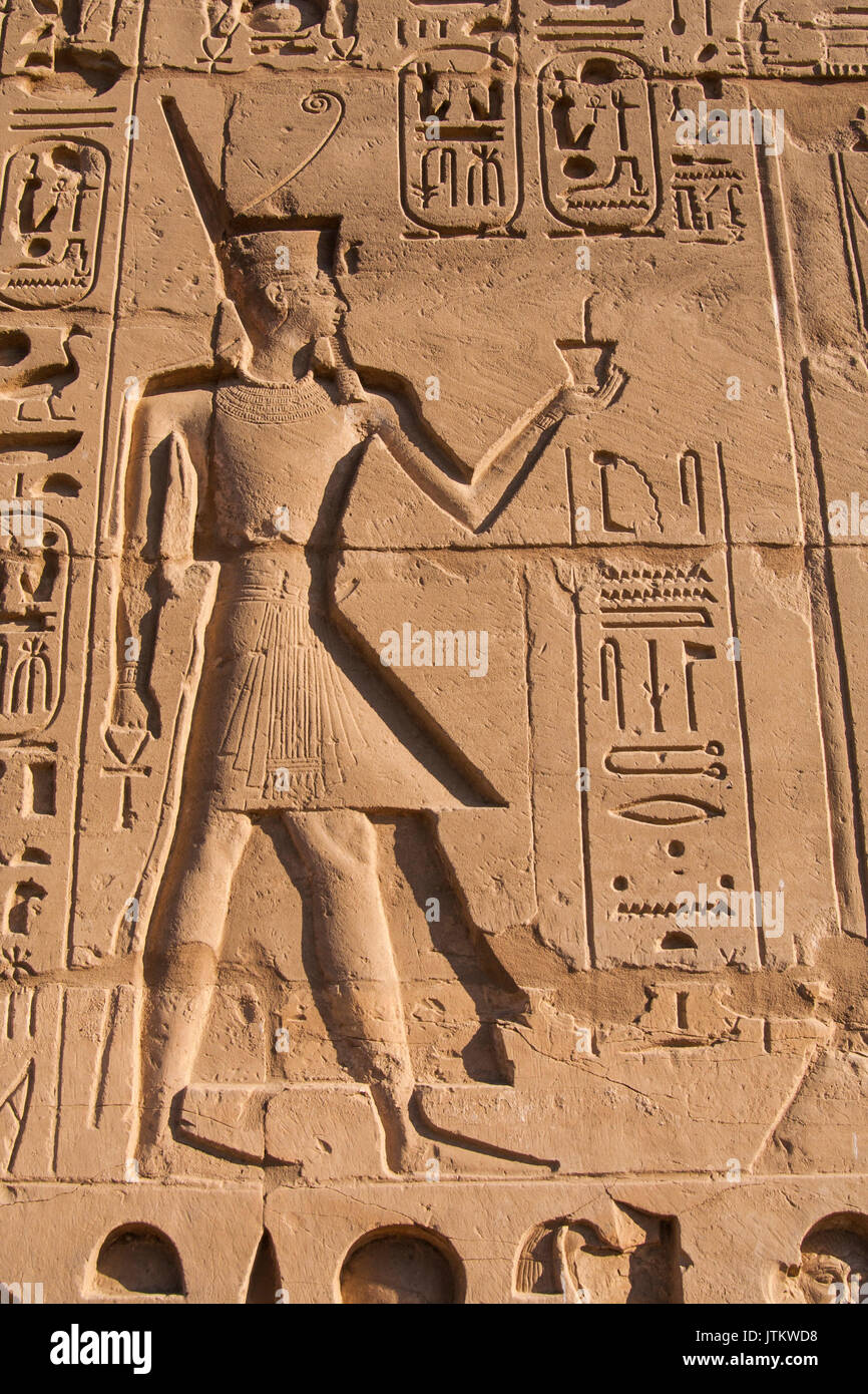 El tallado en el templo de Karnak, Egipto Foto de stock