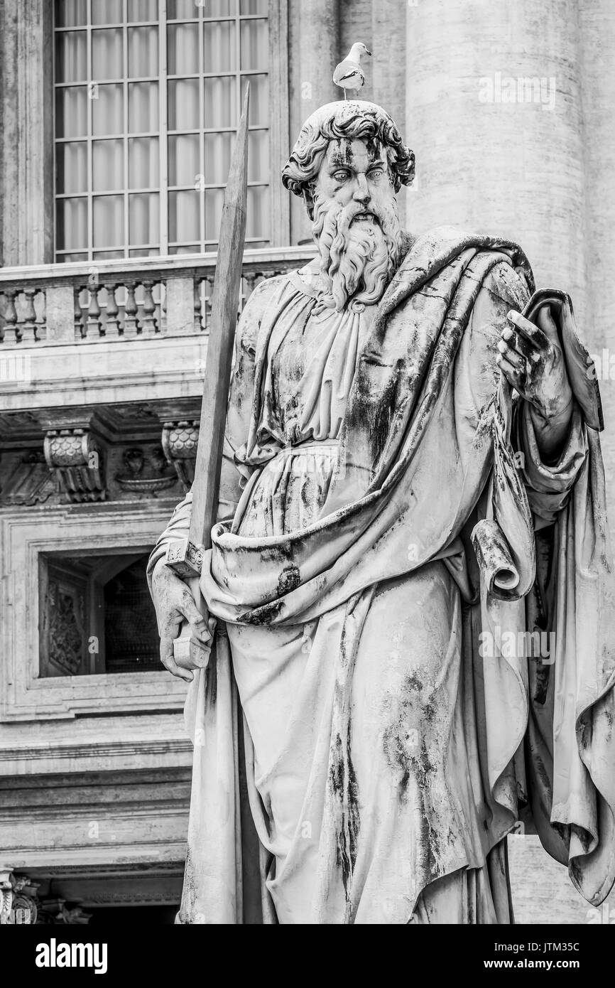 Hermosas estatuas en la Basílica de San Pedro en Roma, en el Vaticano Foto de stock