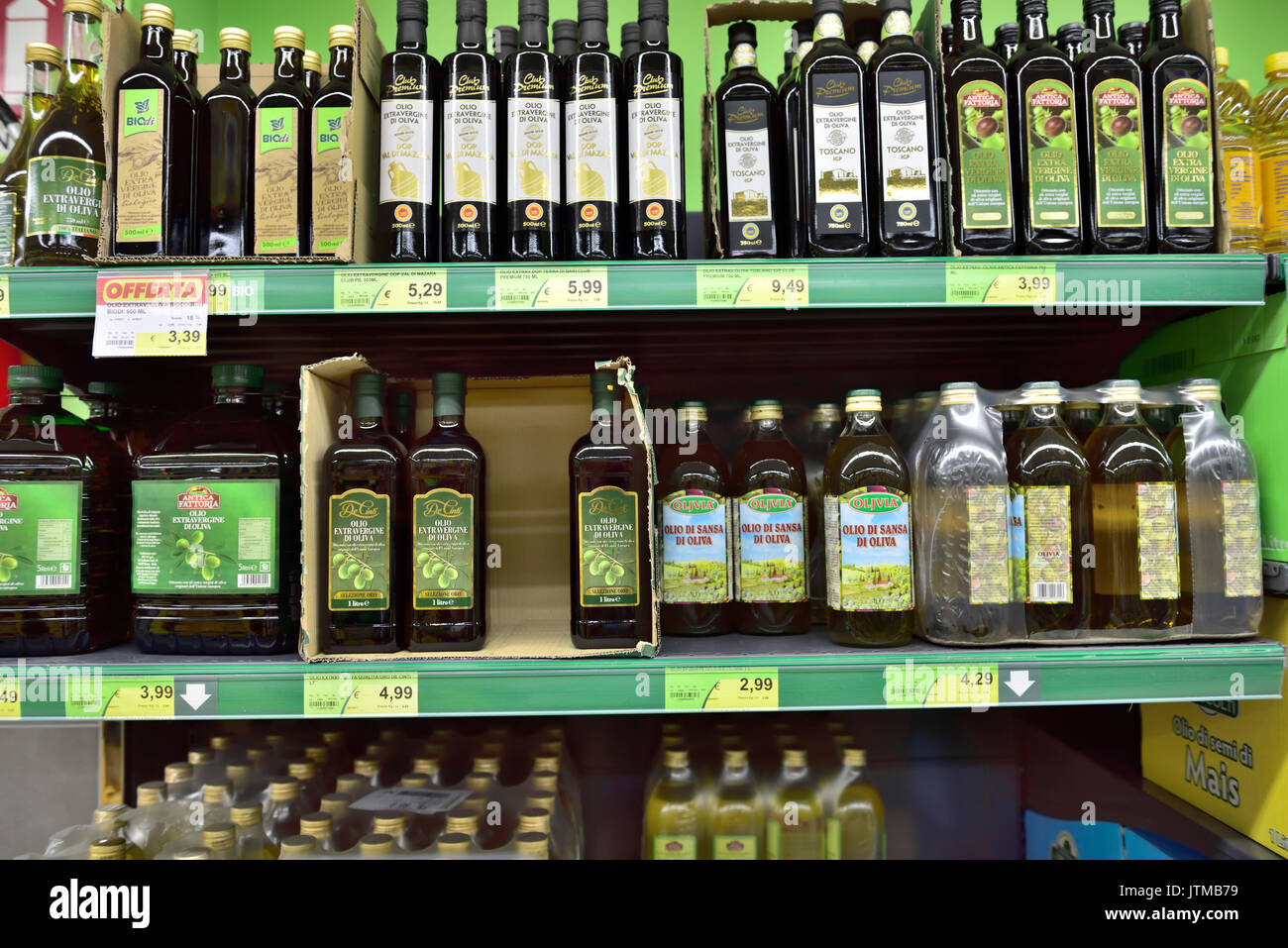 Variedad de marcas de aceite de oliva italiano en botellas en supermercados, Italia Foto de stock