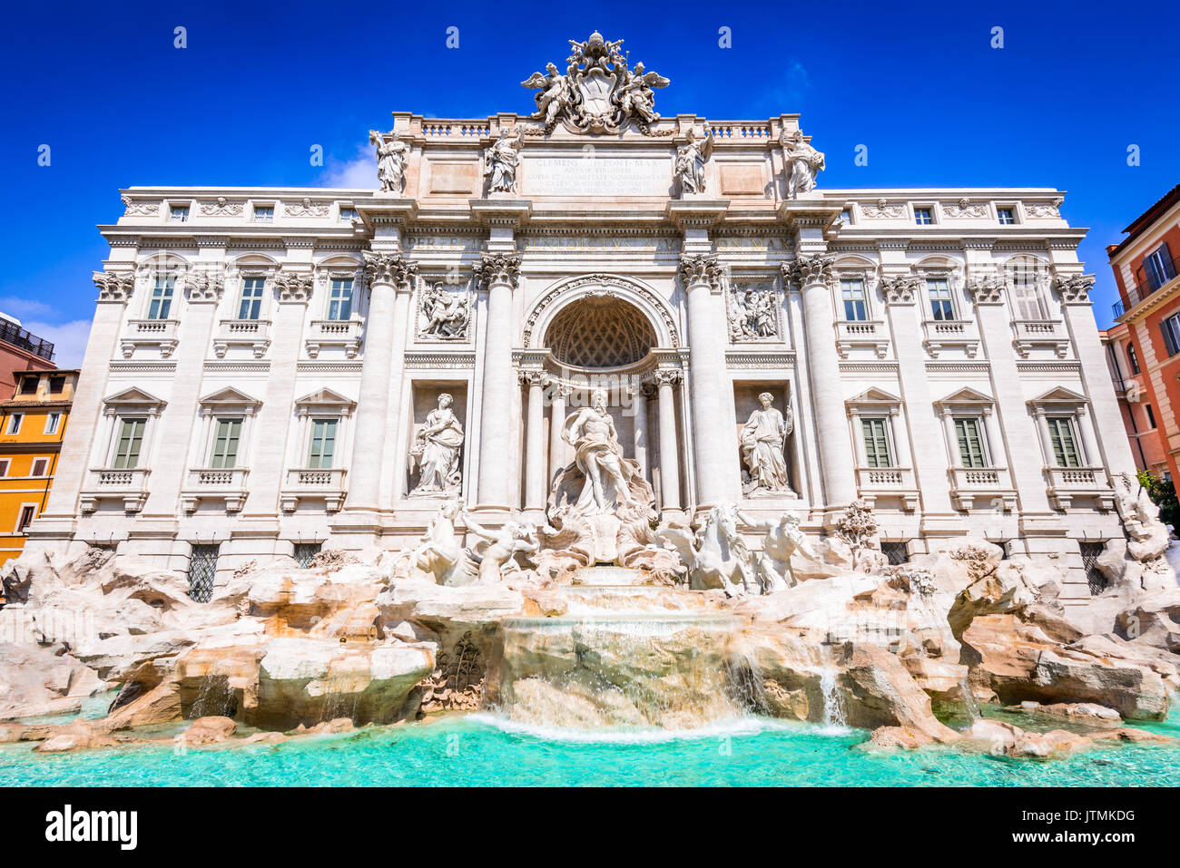Roma, Italia. la famosa Fontana de Trevi y el Palazzo Poli (italiano: Fontana di Trevi) en la ciudad italiana de Roma. Foto de stock