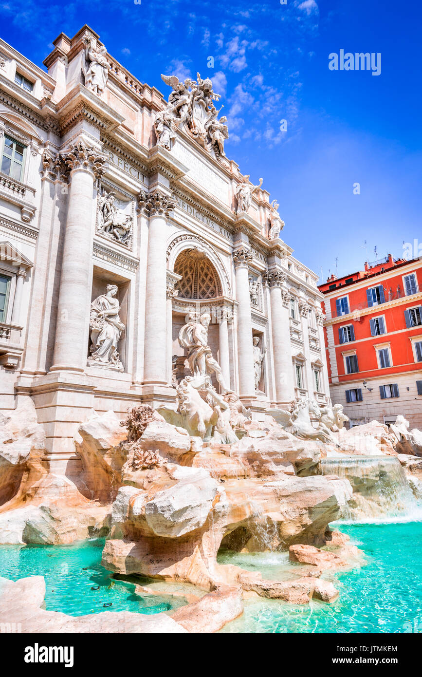 Roma, Italia. la famosa Fontana di Trevi y el Palazzo Poli, Bernini arquitectura en estilo barroco. Foto de stock