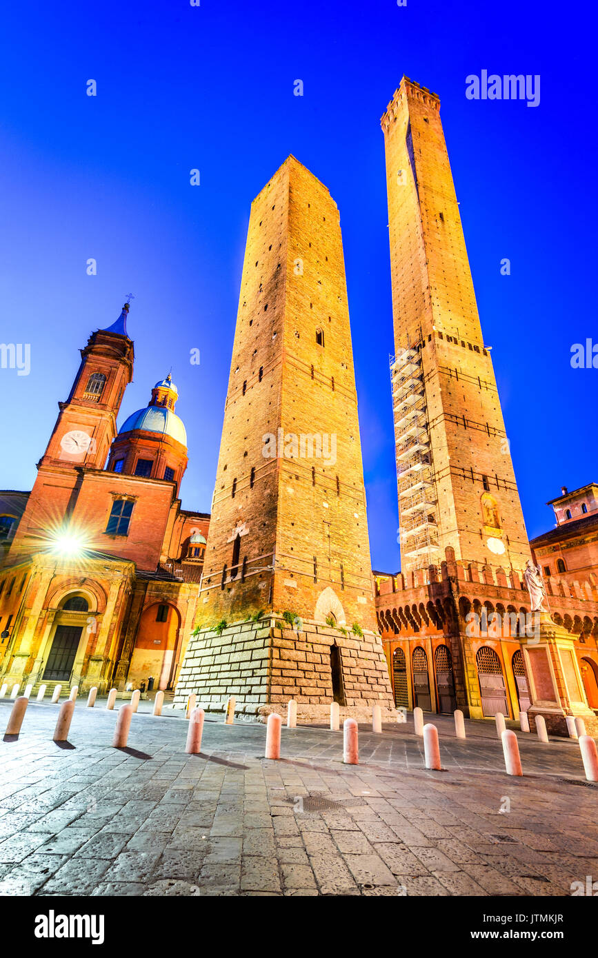 Bolonia, Italia - las dos torres (Due Torri), Asinelli y Garisenda, símbolos de la Bolonia medieval torres. Foto de stock