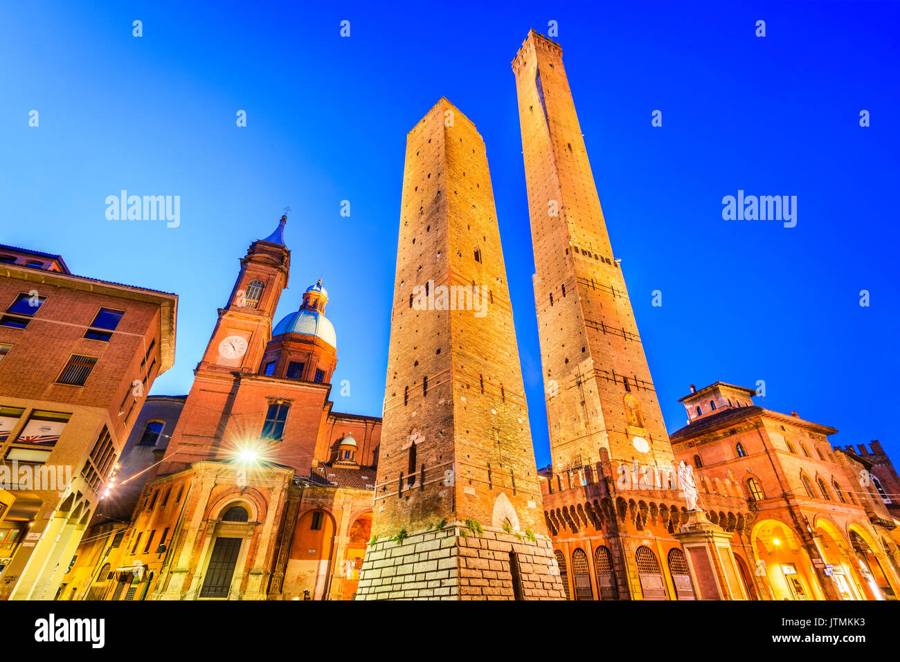 Bolonia, Italia - las dos torres (Due Torri), Asinelli y Garisenda, símbolos de la Bolonia medieval torres. Foto de stock