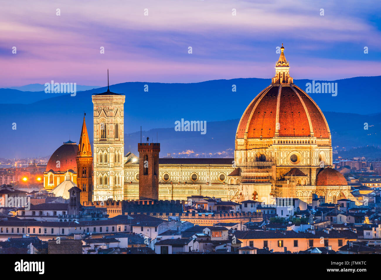 Florencia, la Toscana - Paisaje nocturno con el Duomo de Santa María del Fiori, arquitectura renacentista en Italia. Foto de stock