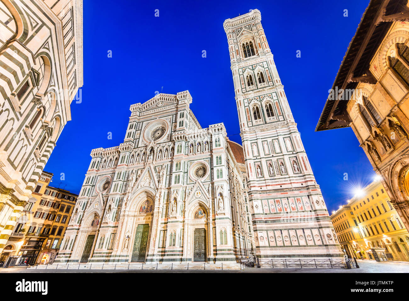 Florencia, la toscana - Paisaje nocturno con la piazza del Duomo y la Catedrale de Santa María del Fiori, arquitectura renacentista en Italia. Foto de stock