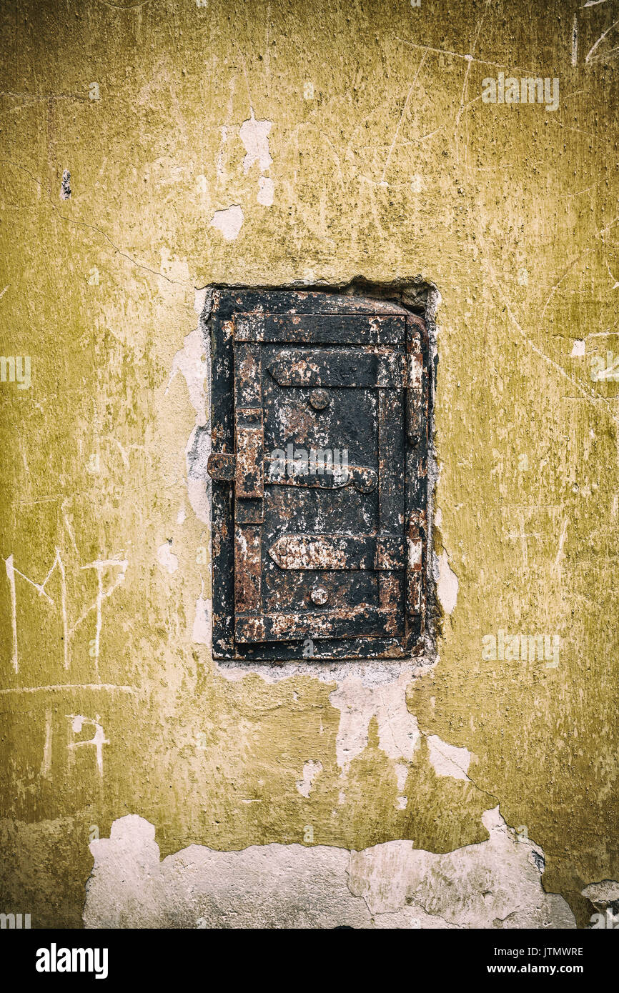 Poco oxidado viejo armario con puerta Foto de stock