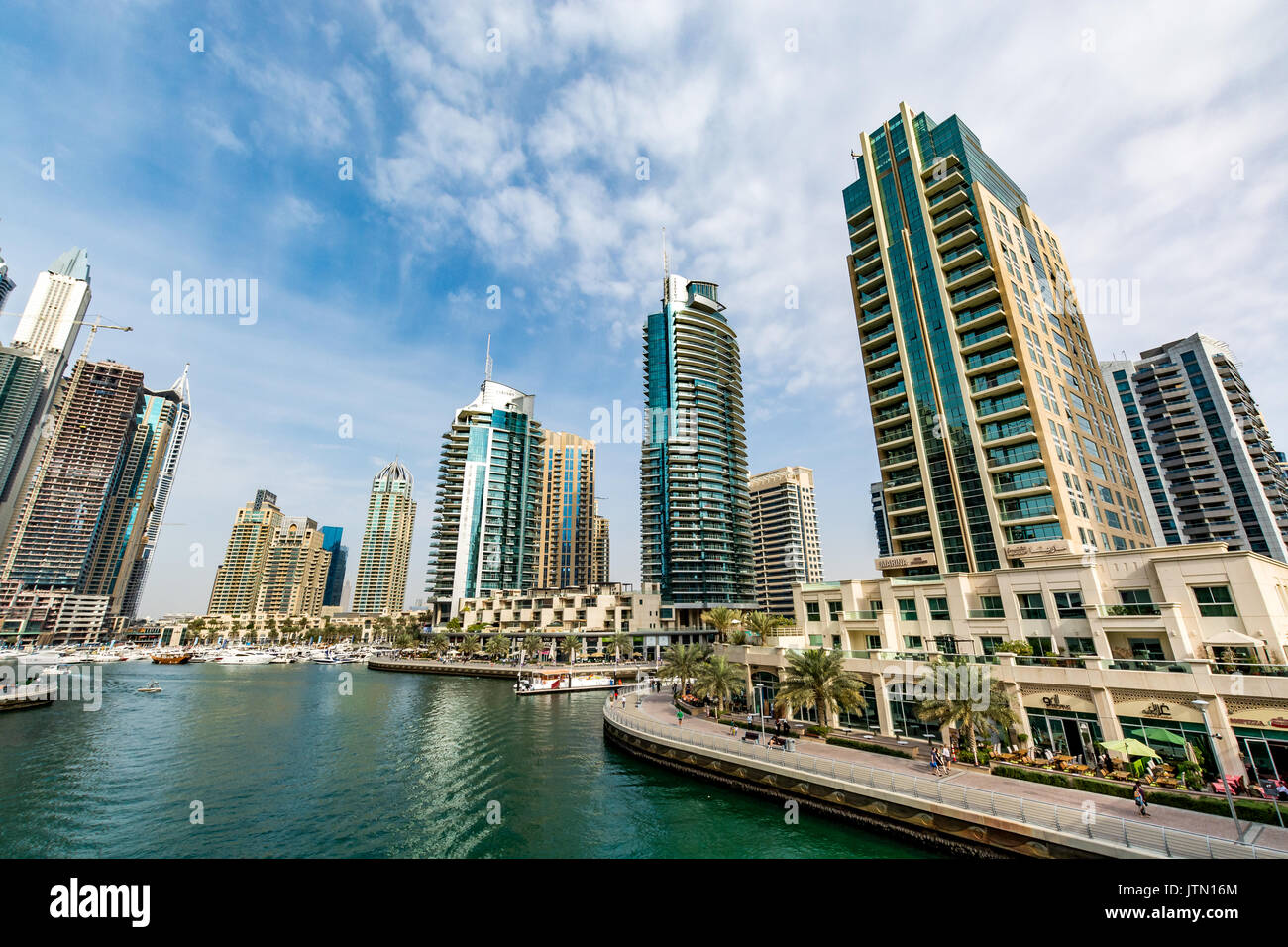 Vistas panorámicas del puerto deportivo de Dubai en un hermoso día, Dubai, Emiratos Árabes Unidos. Foto de stock