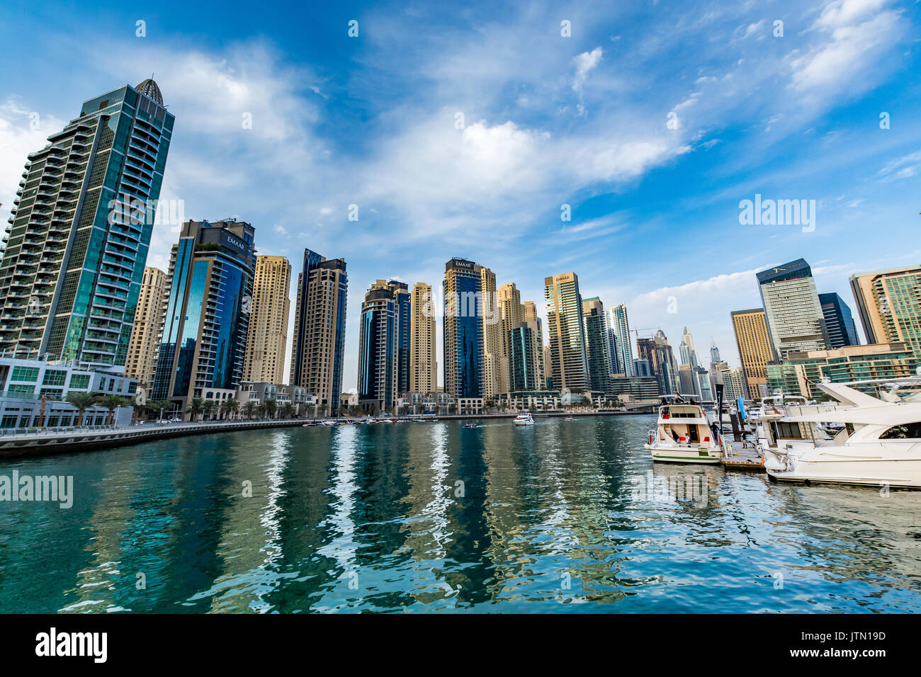 Vistas panorámicas del puerto deportivo de Dubai en un hermoso día, Dubai, Emiratos Árabes Unidos. Foto de stock