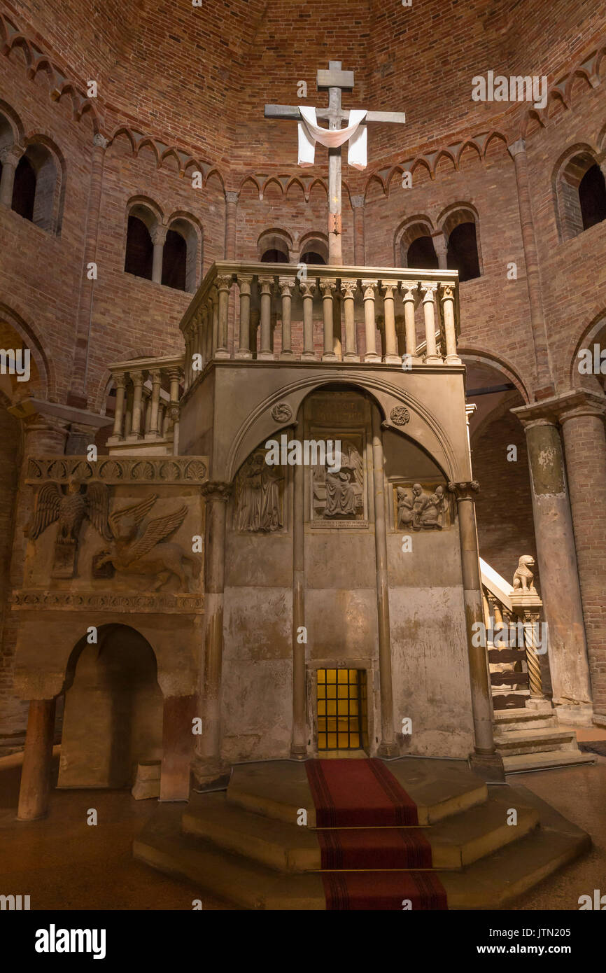 Basílica de Santo Stefano, Sette Chiese, siete iglesias, Bolonia, región de Emilia-Romaña, Italia Foto de stock