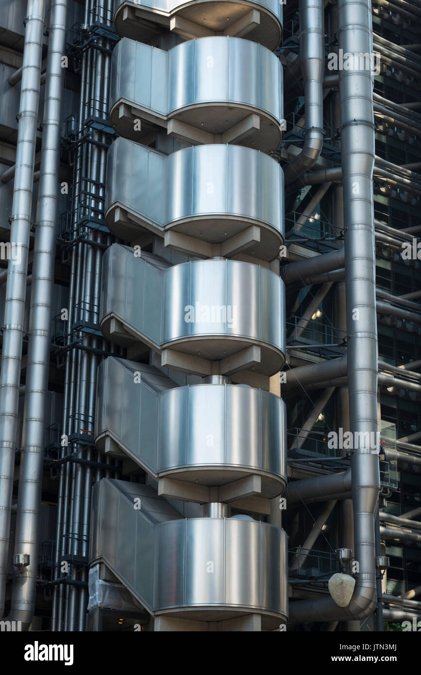 Reino Unido Londres City edificio Lloyds Inside Out escaleras escalera del edificio construido 1986 41 pisos pisos de 88 metros de 289 pies institución aseguradora Bowellism Foto de stock