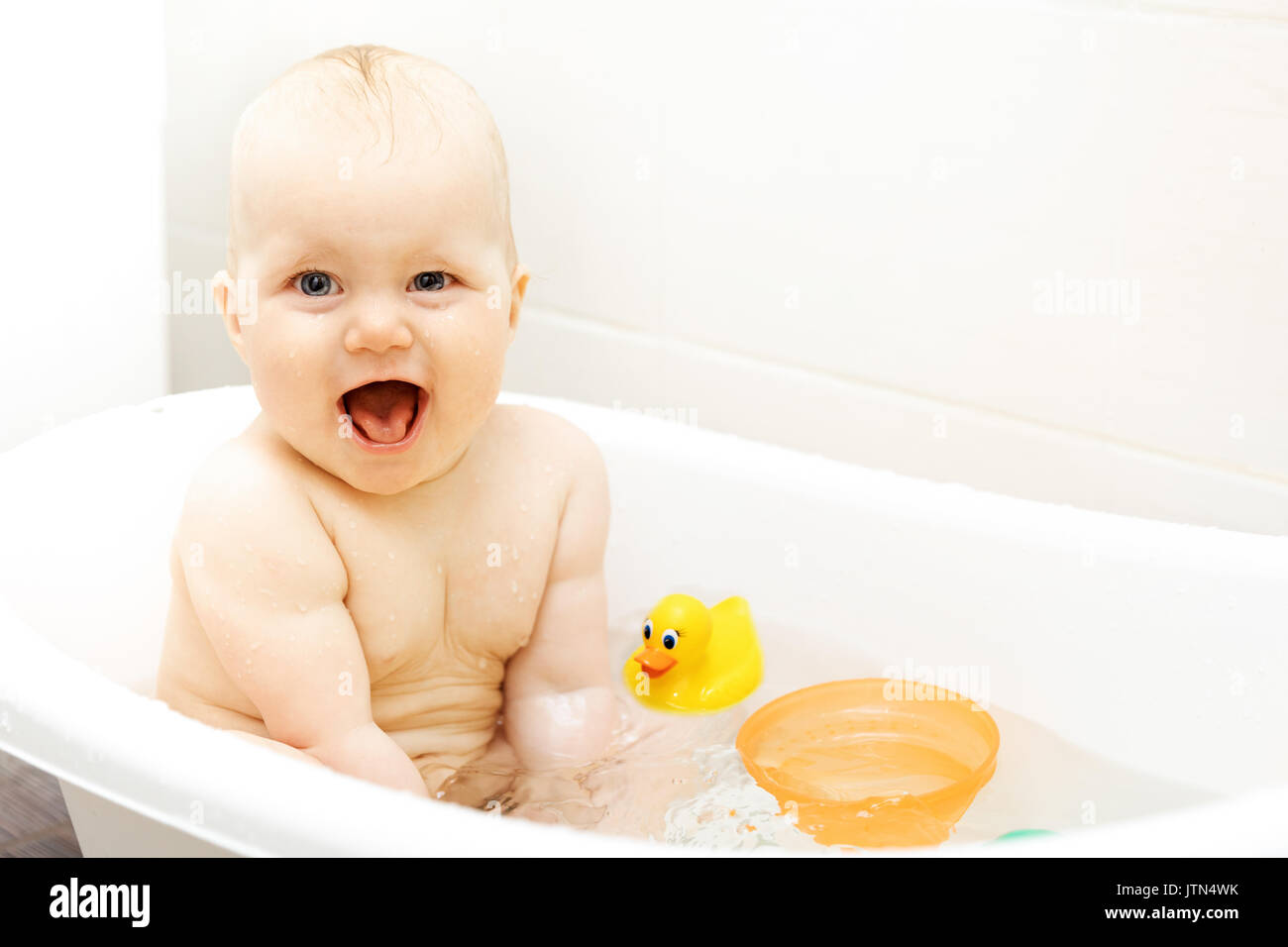 Feliz excitados tomando un baño del bebé Foto de stock