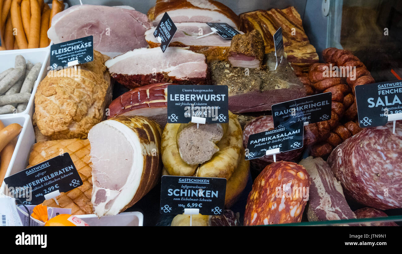 Deli detalle calado con salchichas y carnes al mercado interior , Markethalle Neun, Kreuzberg, Berlín, Alemania. Foto de stock