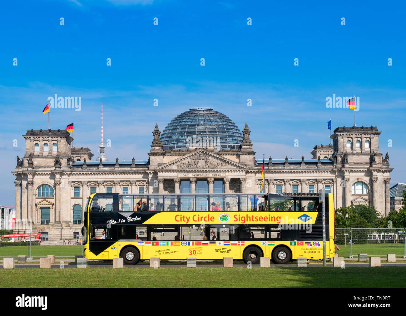 Recorrido turístico tour en autobús de la ciudad pasa por el edificio del parlamento Reichstag alemán en Berlín, Alemania Foto de stock