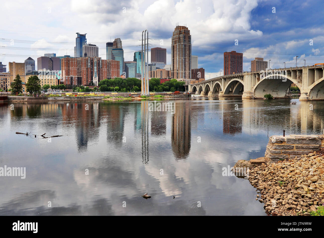 Perfil del centro de la ciudad de Minneapolis y la Tercera Avenida puente por encima del río Mississippi. Centro oeste del estado de Minnesota, EE.UU. Foto de stock