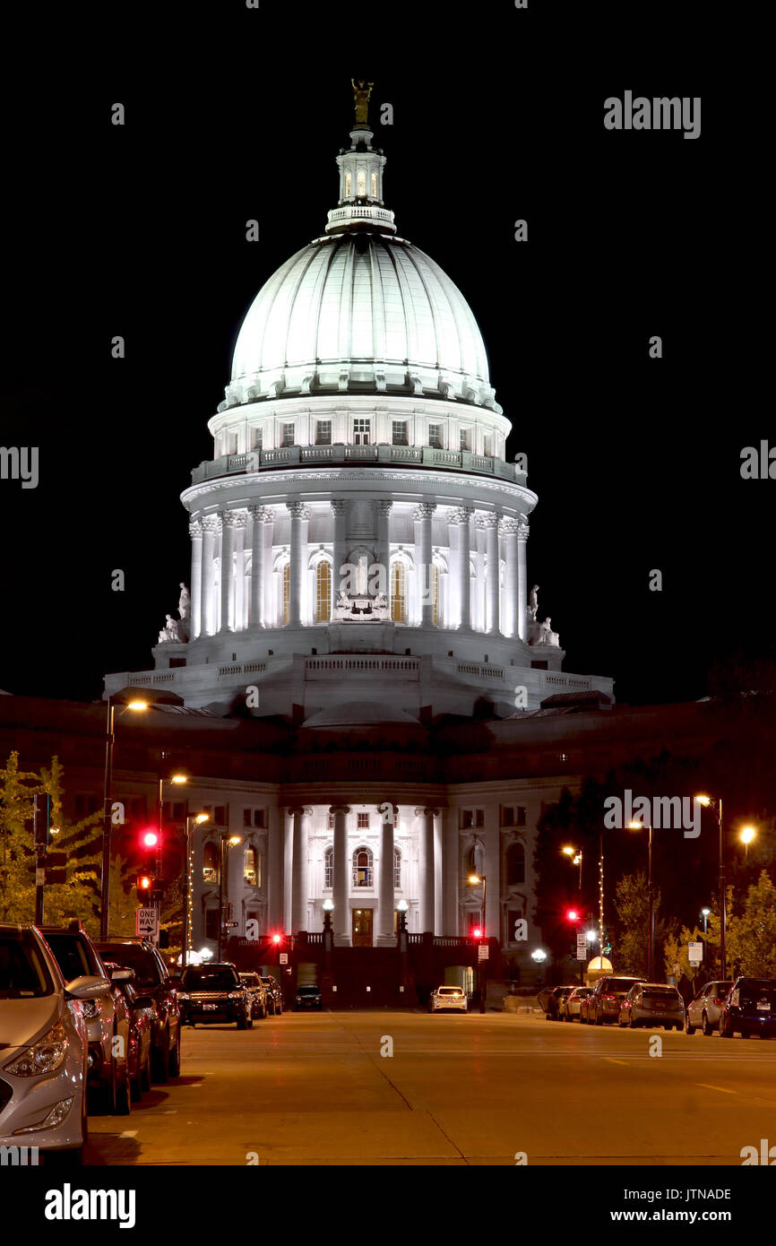 El edificio del Capitolio del estado de Wisconsin, Monumento Histórico Nacional. Madison, Wisconsin, EE.UU.. Escena nocturna, composición vertical. Foto de stock