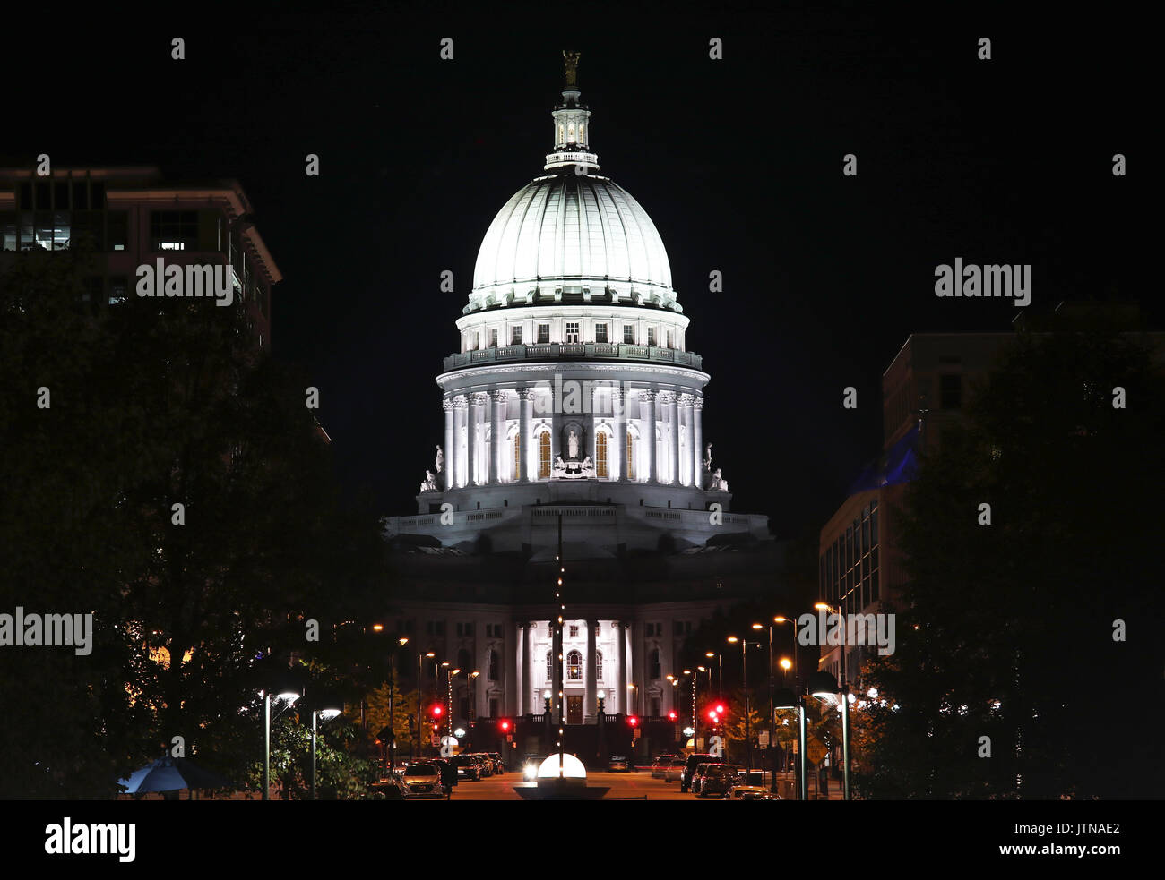El edificio del Capitolio del estado de Wisconsin, Monumento Histórico Nacional. Madison, Wisconsin, EE.UU.. Escena nocturna, composición horizontal. Foto de stock