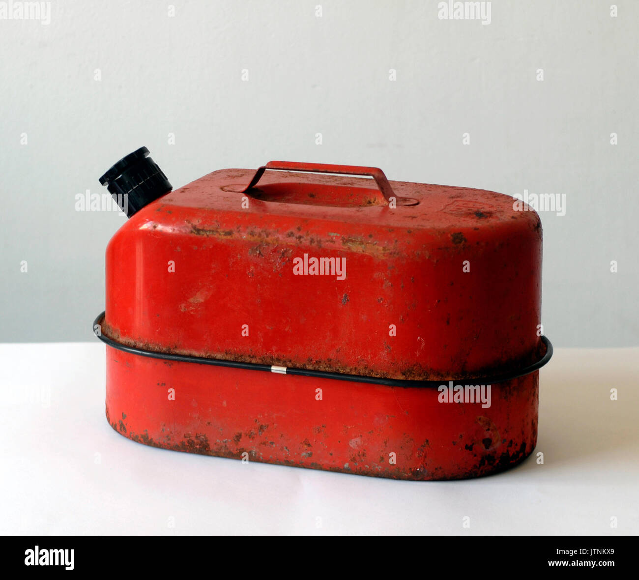 Bidón metálico Vintage para gasolina, hecha de metal pintado de rojo  Fotografía de stock - Alamy