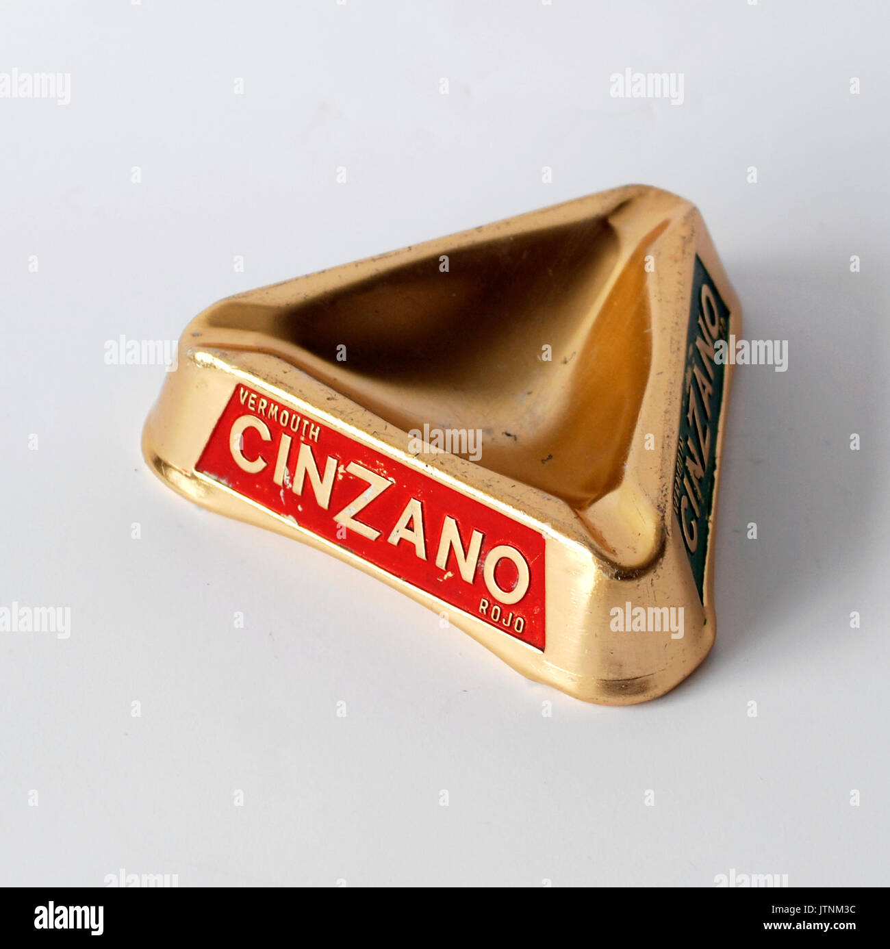 Vintage cenicero Cinzano hechas de aluminio anodizado de color dorado,  hecho en Italia. Italia Fotografía de stock - Alamy