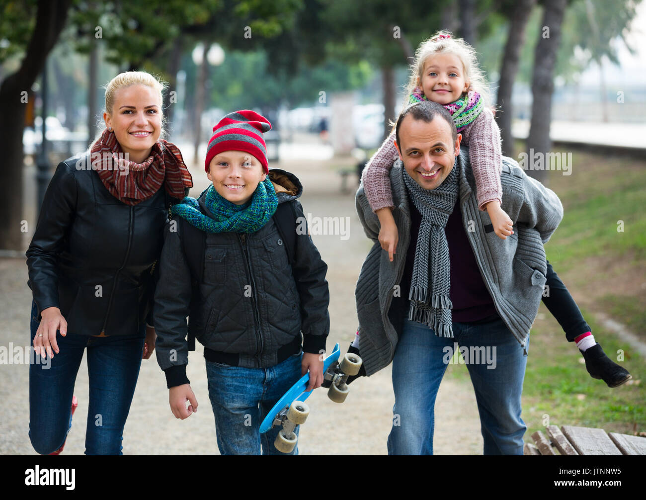 Outdoor retrato de familia americana con hijo e hija. Foto de stock