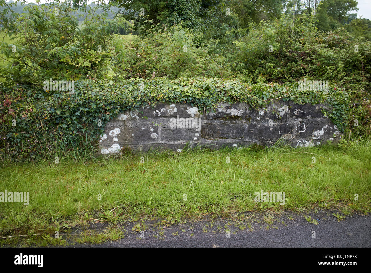Unmarked pequeña frontera terrestre entre Irlanda del Norte y la República de Irlanda Foto de stock
