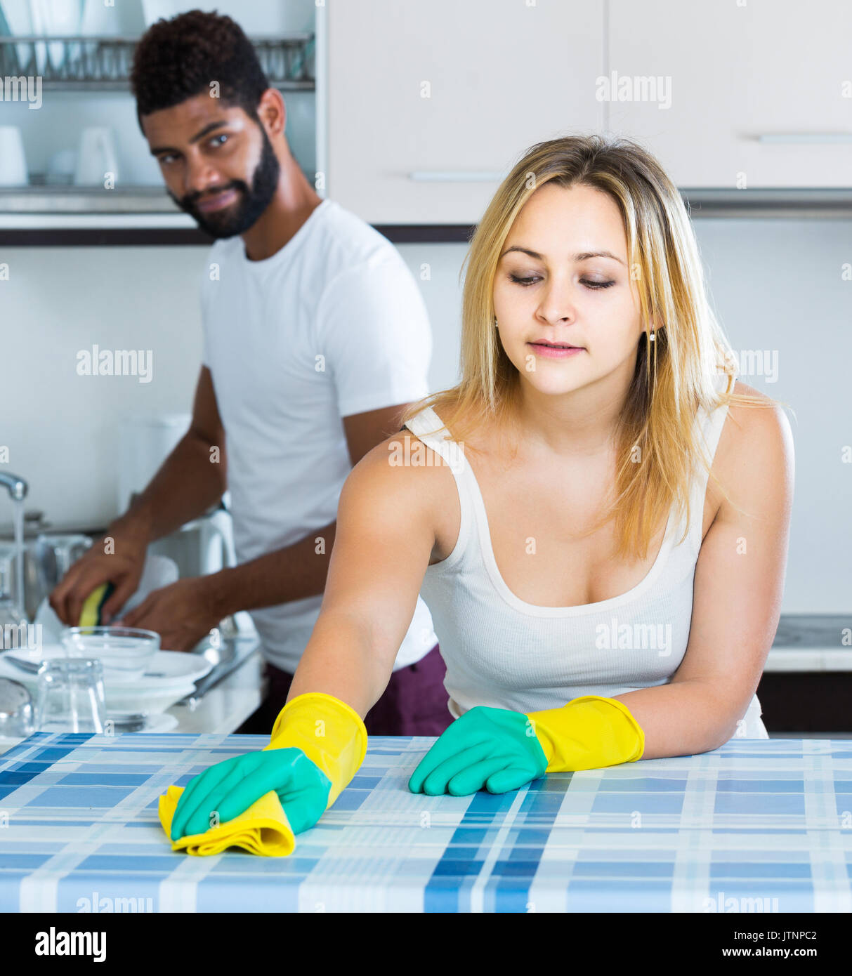 Black man washing dishes fotografías e imágenes de alta resolución Alamy