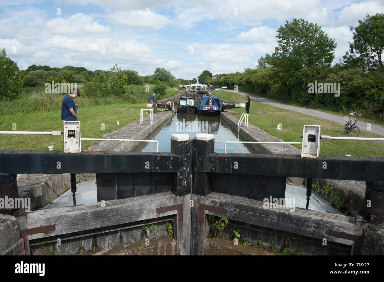 Descendente narrowboats caen hill cerraduras, devizes, Wiltshire, UK Foto de stock