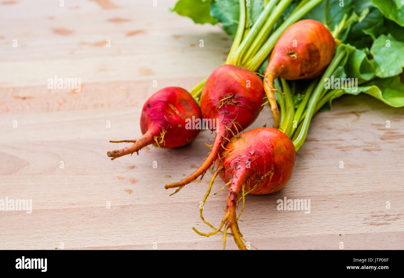 Las remolachas naranja sobre mesa de madera fresca desde el jardín Foto de stock