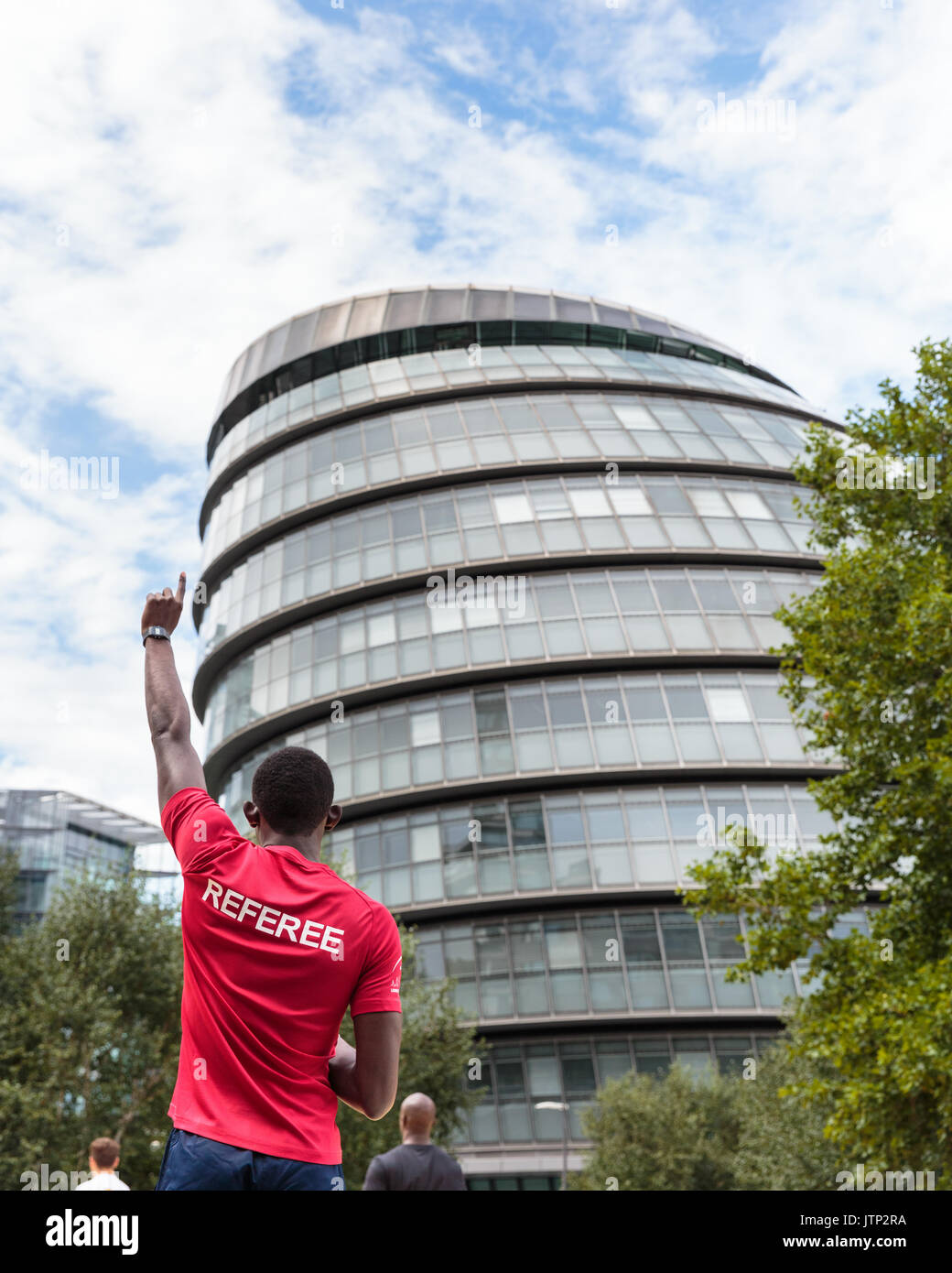 Árbitro señalando con el dedo de advertencia sobre fould jugar en City Hall, sede del gobierno local y la oficina del alcalde, Londres, Reino Unido. Foto de stock