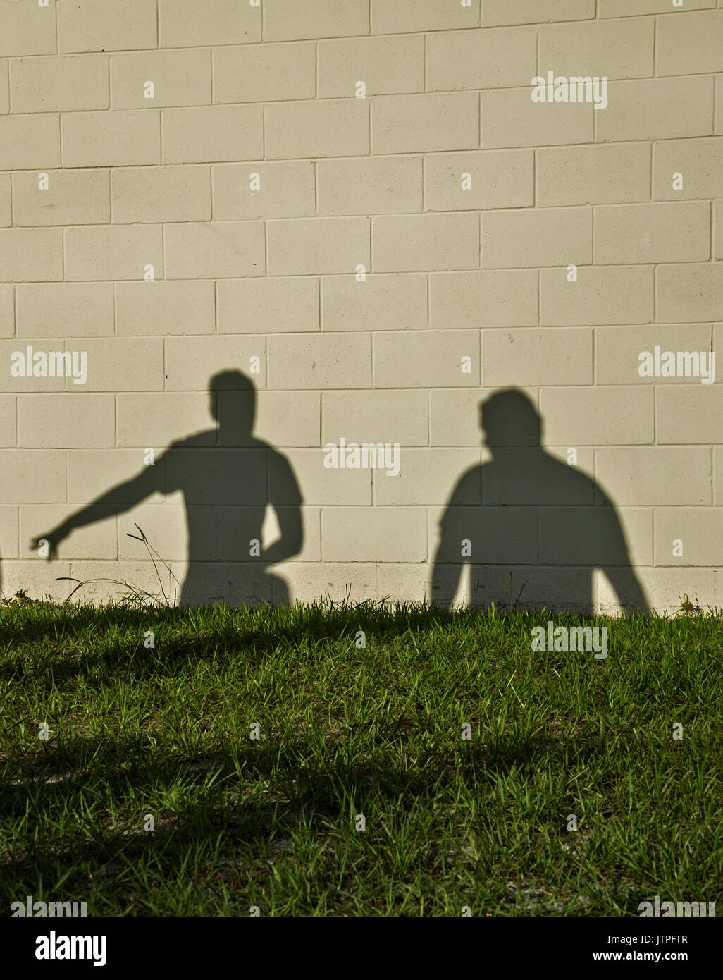 Sombras de personas fundidas en una pared. Foto de stock